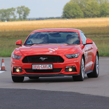 Jazda za kierownicą Forda Mustanga po torze Poznań główny (2 okrążenia)