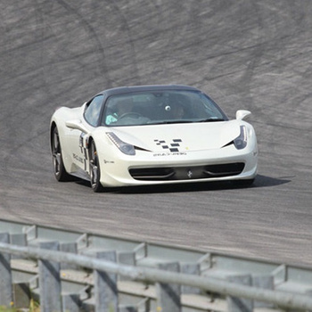 Mit einem Ferrari 458 Italia über die Rennstrecke fahren (1 Runde)