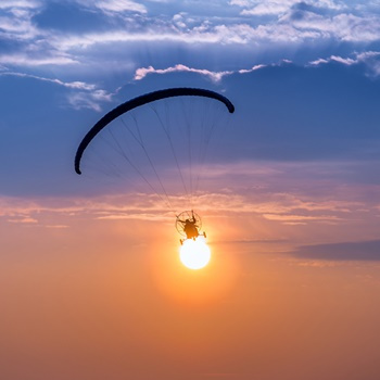 A scenic flight in a motor-paraglider (10 minutes)