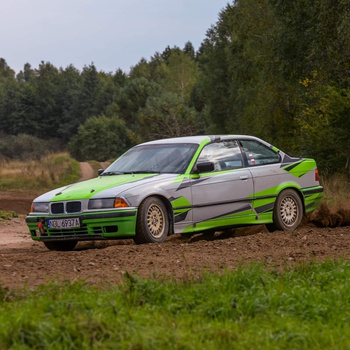 Driving behind the wheel of a BMW E36 on a gravel track (3 laps)